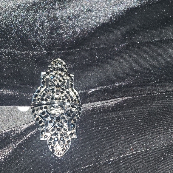 Peck & Peck s black velvet oversized antique like brooch one clasp closure - Picture 8 of 8